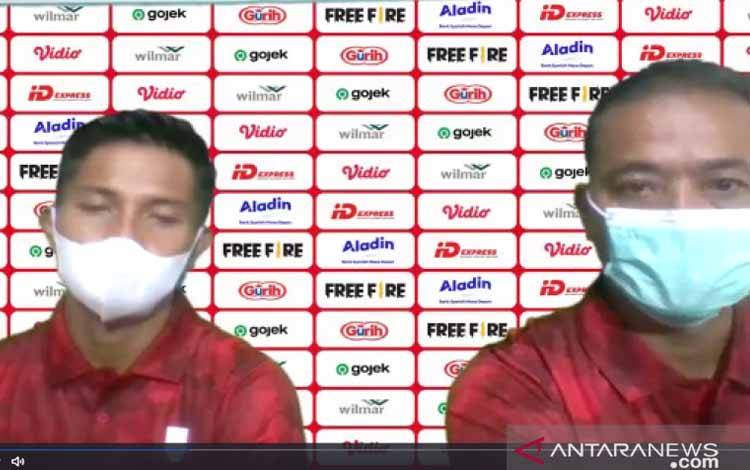 Pelatih Persis Solo Eko Purdjianto (kanan) didampingi oleh pemain Chrystna Bhagascara (kiri) berbicara ketika sesi konferensi pers virtual sebelum pertandingan melawan Sriwijaya FC di Stadion Pakansari, Bogor, Sabtu (18/12/2021)