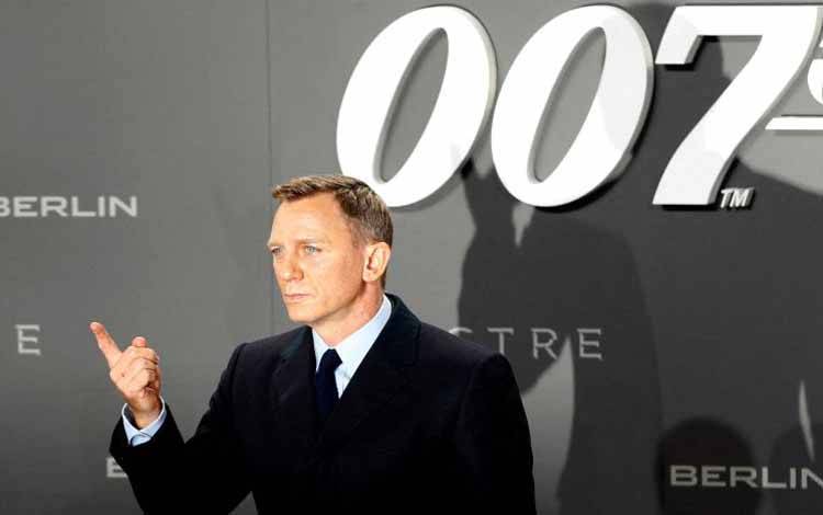 Aktor Daniel Craig berpose di karpet merah penayangan perdana film "Spectre" di Berlin, Jerman, 28 Oktober 2015