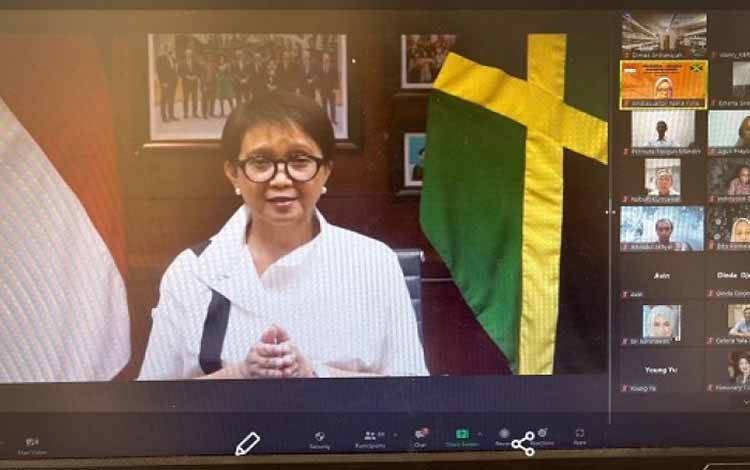 Menteri Luar Negeri RI Retno Marsudi menyampaikan sambutan pada kegiatan pertemuan virtual antara pebisnis Indonesia dan Jamaika yang digelar dalam rangka memperingati 40 tahun hubungan diplomatik kedua negara