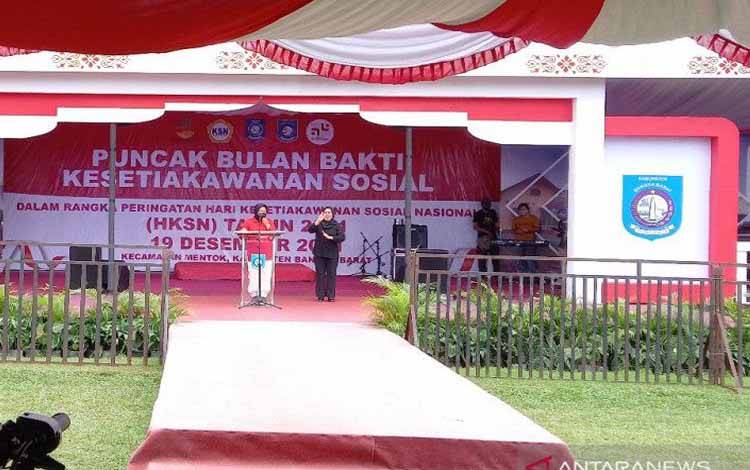 Menteri Sosial Tri Rismaharini saat memberikan sambutan peringatan HKSN 2021 di Mentok, Bangka barat, Babel