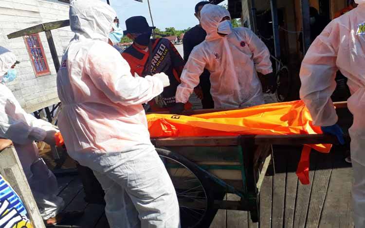 Korban ditemukan meninggal di barak Jalan Ayani Gang Sepakat Kecamatan Pahandut saat dievakuasi ke RSUD Doris Sylvanus