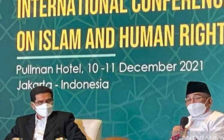 Katib Aam Pengurus Besar Nahdlatul Ulama (PBNU) KH Yahya Cholil Staquf (kanan) sebagai narasumber International Conference on Islam and Human Rights (ISIHR) di Jakarta, Jumat (10/12/2021)