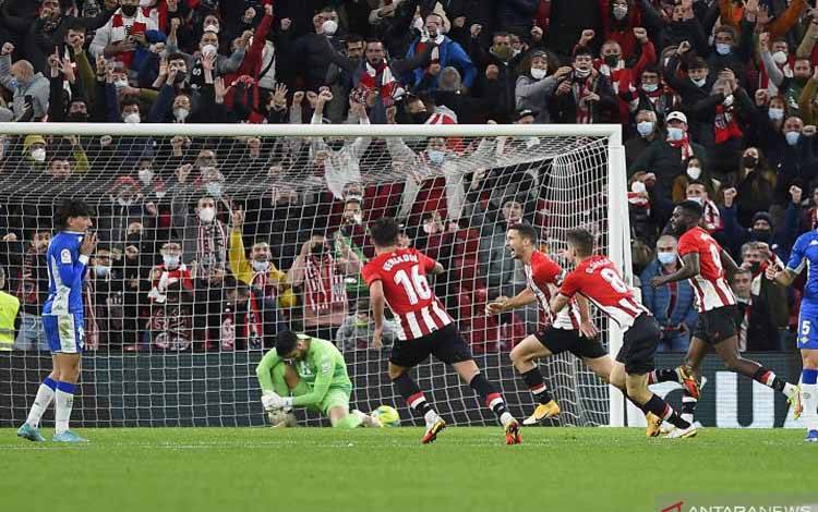 Pemain Athletico Bilbao melakukan selebrasi usai mencetak gol ke gawang Real Betis dalam pertandingan pekan ke-18 Liga Spanyol pada 19 Desember 2021
