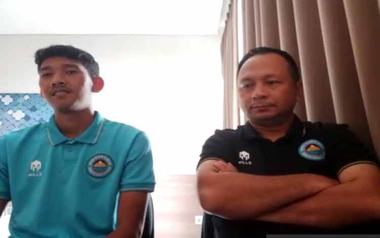 Pelatih Sulut United Ricky Nelson (kanan) didampingi pemain Ryan Kurnia (kiri) dalam konferensi pers virtual jelang pertandingan melawan Martapura Dewa United pada babak delapan besar Liga 2 Grup Y di Stadion Wibawa Mukti, Cikarang, Minggu (19/12/2021)