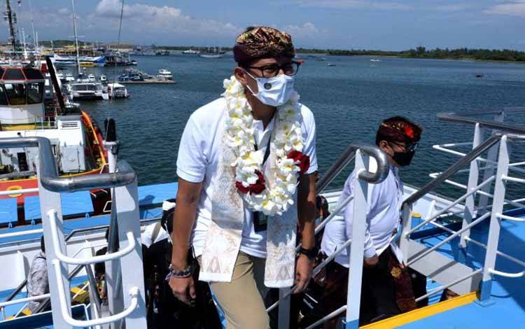 Menteri Pariwisata dan Ekonomi Kreatif (Menparekraf) Sandiaga Salahuddin Uno meninjau fasilitas kapal saat peresmian pengoperasian KM Kirana VII di Pelabuhan Benoa, Denpasar, Bali, Sabtu (18/12/2021)