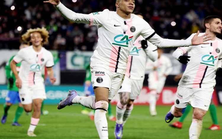 Pemain Paris St Germain Kylian Mbappe merayakan golnya ketika PSG menang 3-0 atas SC Feignies dalam pertandingan Coupe de la France atau Piala Prancis di Stade du Hainaut, Valenciennes, Prancis, 19 Desember 2021