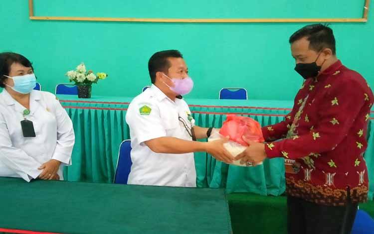 Kepala Kantor Kemenag Barito Timur, Abdul Majid Rahimi melepas penyaluran bantuan sosial kepada masyarakat kurang mampu disaksikan Kasi Bimas Kristen, Neti