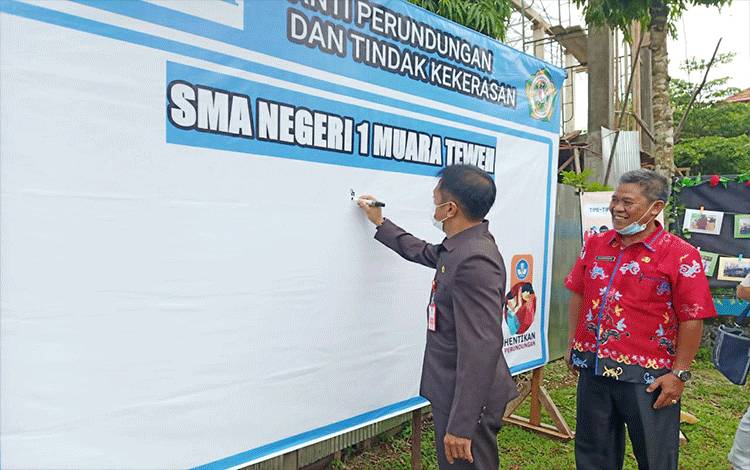Sekda Barito Utara, Drs Muhlis saat menandatanganiDeklarasi dan Launching Program Roods Indonesia Program Anti Kekerasan di SMAN 1 Muara Teweh, Senin 20 Desember 2021.