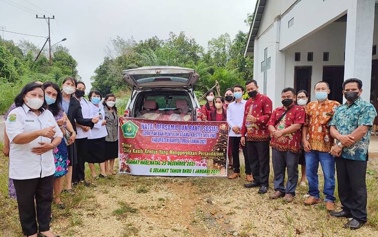 Perayaan Natal bersama dan bakti sosial Guru PAK dan penyuluh agama kristen non PNS se Kabupaten Barito Timur.