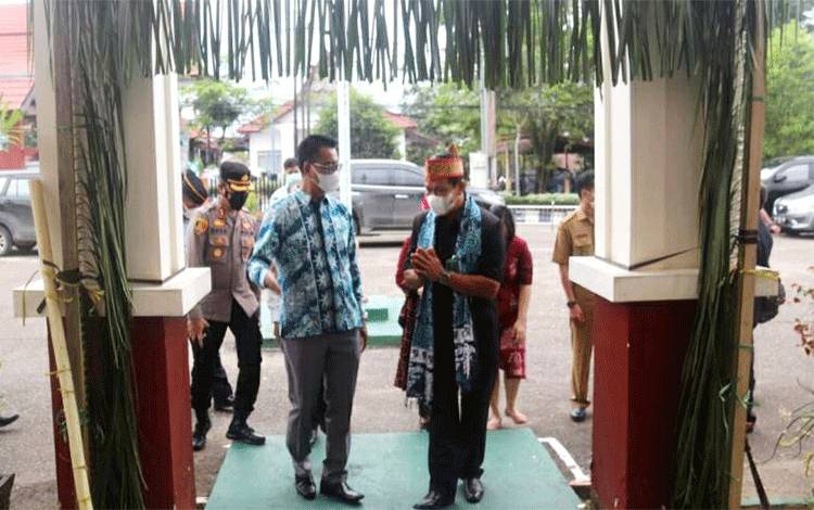 Ketua Pengadilan Tinggi Palangka Raya, Dr Zainuddin bersama Wakil Bupati Barito Utara, Sugianto Panala Putra ketika akan memasuki kantor Pengadilan Negeri Muara Teweh, Senin, 20 Desember 2021.