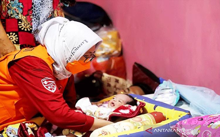 Wakil Bupati Lumajang Indah Amperawati mengunjungi salah satu bayi yang baru dilahirkan di Rumah Tunggu Ibu Melahirkan di Desa Pasirian, Kabupaten Lumajang, Minggu (19/12/2021). (ANTARA/HO-Diskominfo Lumajang)