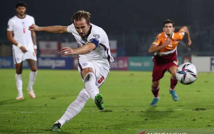 Pemain Inggris Harry Kane mencetak gol kelimanya dari titik penalti saat melawan San Marino dalam laga grup I kualifikasi Piala Dunia zona Eropa di San Marino Stadium, Serravalle, San Marino, Senin (15/11/2021). Inggris menang besar 10-0 dalam laga itu