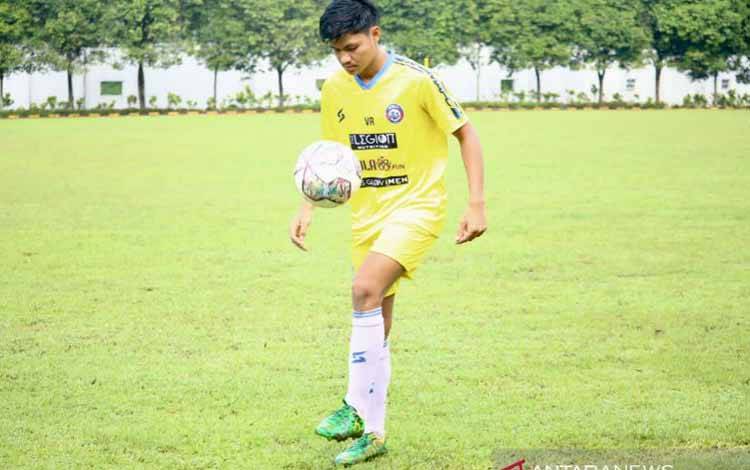 Pemain baru Arema FC Genta Alparedo, yang akan memperkuat lini tengah skuad Singo Edan, saat diperkenalkan di Kota Malang, Jawa Timur, Senin (20/12/2021)