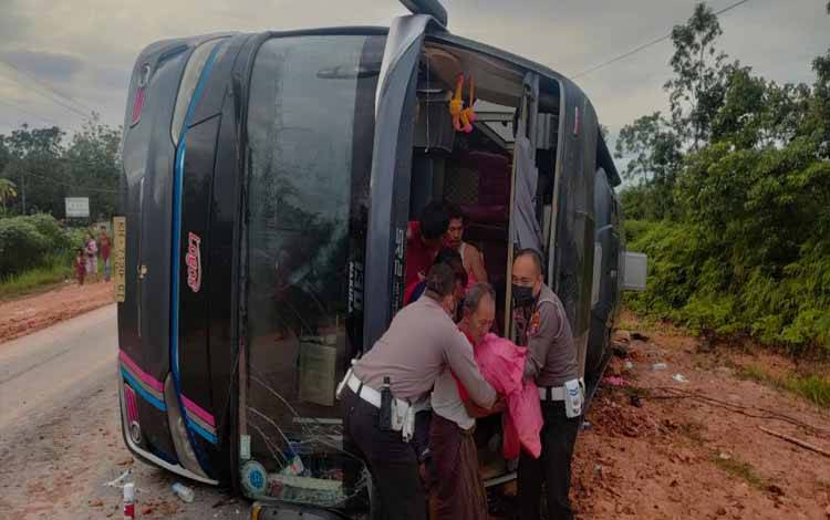 Bus PO Logos yang mengalami kecelakaan di Jalan Ahmad Yani Km 31 di Desa Sungai Melawen, Kecamatan Pangkalan Lada, Kabupaten Kotawaringin Barat, Selasa pagi ini, 21 Desember 2021