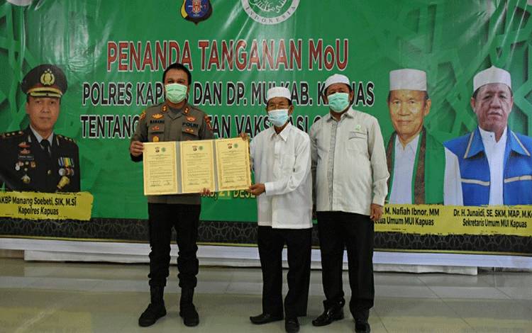 Ketua Umum MUI Kapuas, HM Nafiah Ibnor bersama Kapolres Kapuas, AKBP Manang Soebeti usai teken MoU dukung percepatan vaksinasi covid-19 pada Selasa, 21 Desember 2021.