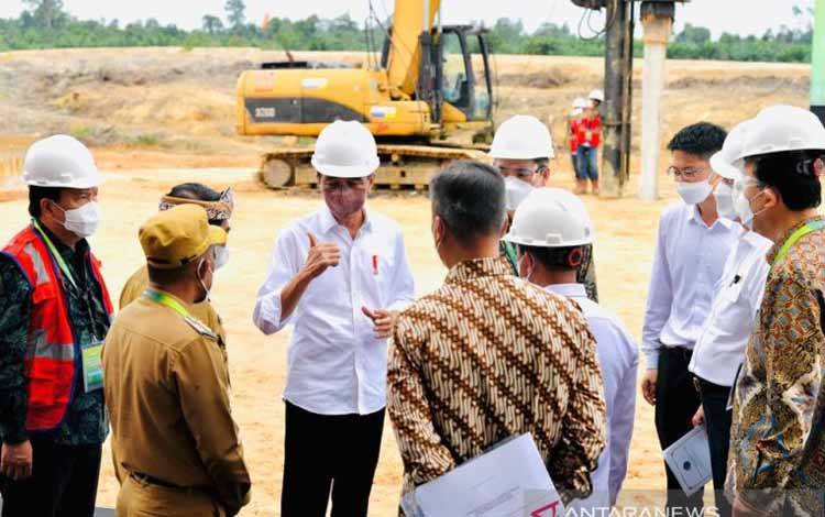 Presiden Jokowi berdiskusi dengan para menteri Kabinet Indonesia Maju serta para pengusaha seusai melakukan peletakan batu pertama (groundbreaking) Kawasan Industrial Park Indonesia (KIPI) di kabupaten Bulungan Kalimantan Utara, Selasa (21/12/2021)
