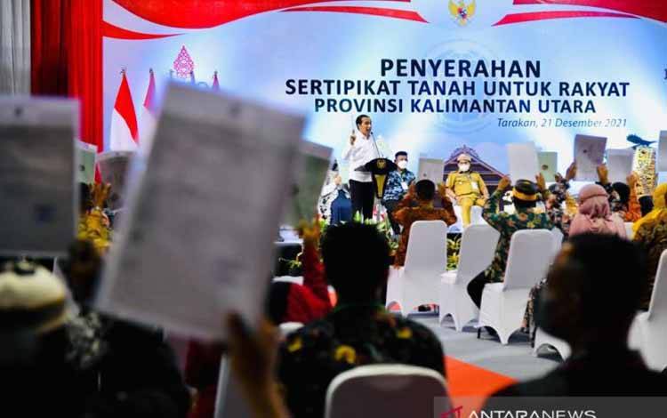 Presiden Joko Widodo menyerahkan 13.455 sertifikat hak atas tanah kepada masyarakat di Kota Tarakan dan Kabupaten Bulungan, Kalimantan Utara (Kaltara), Selasa (21/12/2021)