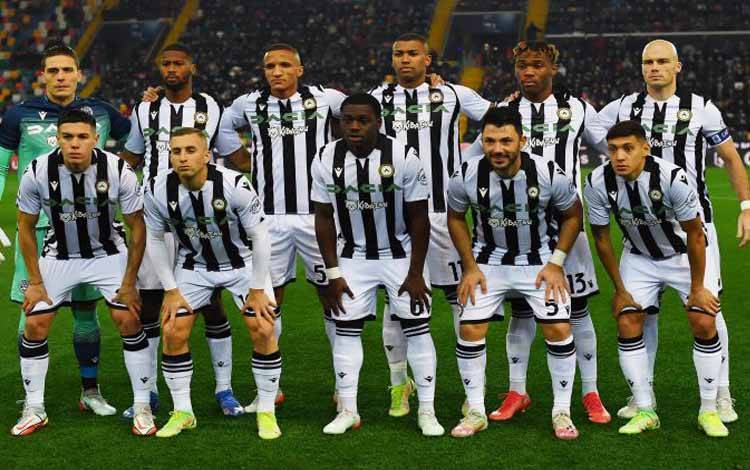 Para pemain Udinese berpose bersama sebelum pertandingan Liga Italia melawan AC Milan di Dacia Arena, Udine, Italia, 11 Desember 2021