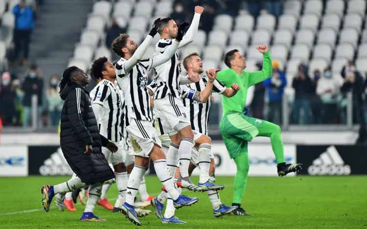 Para pemain Juventus merayakan kemenangan atas Cagliari dalam pertandingan Serie A di Allianz Stadium, Turin, Italia, 21 Desember 2021