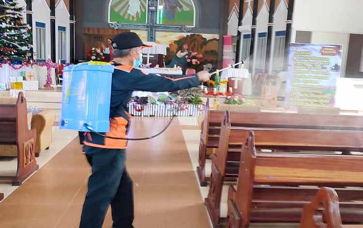 Personel BPBD Damkar Barito Timur melakukan penyemprotan disinfektan di gereja menjelang Natal