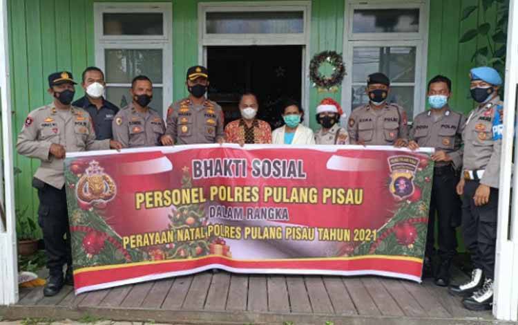Personel Polres Pulang Pisau foto bersama setelah melakukan bakti sosial kepada Warakawuri, Rabu 22 Desember 2021