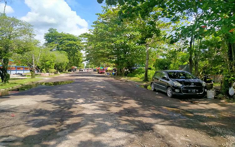 Kondisi salah satu jalan di Sampit, Kabupaten Kotawaringin Timur.