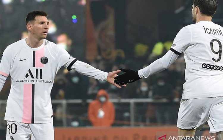 Penyerang Paris Saint-Germain Mauro Icardi (kanan) melakukan selebrasi bersama Lionel Messi seusai mencetak gol ke gawang Lorient dalam laga lanjutan Liga Prancis di Stadion Moustoir, Lorient, Prancis, Rabu (22/12/2021) waktu setempat