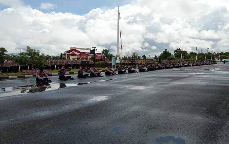 Bintara baru saat melakukan atraksi untuk memeriahkan acara  pelantikan di lapangan SPN Tjilik Riwut, Rabu 22 Desember 2021