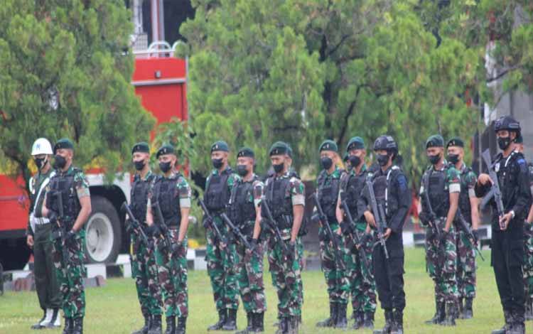 Pasukan TNI saat mengikuti apel gelar pasukan Operasi Lilin Telabang di Polda Kalteng, Kamis 23 Desember 2021