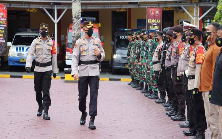 Kapolres Kobar AKBP Devy Firmansyah saat mengecek personel dalam apel gelar pasukan Operasi Lilin Telabang 2021