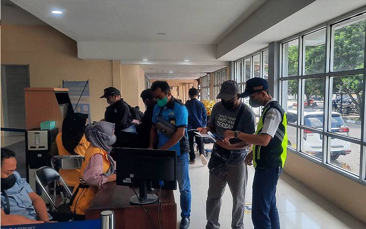 Petugas Bandara Iskandar Pangkalan Bun saat memeriksa kelengkapan dokumen calon penumpang.
