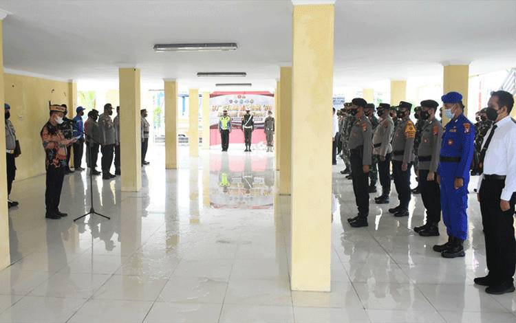 Apel gelar pasukan Operasi Lilin Telabang di Polres Kapuas pada Kamis, 23 Desember 2021.