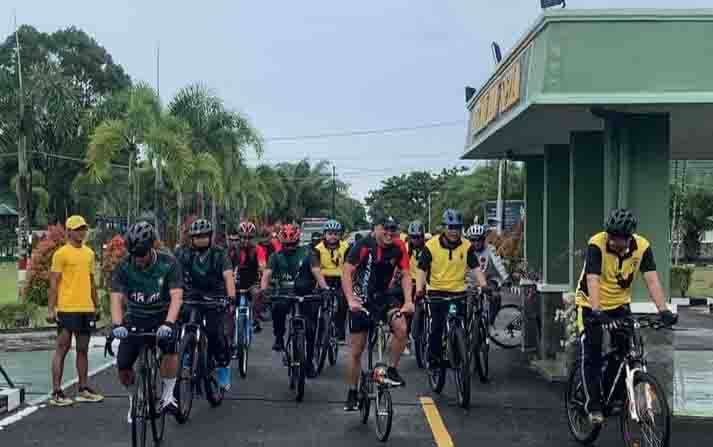 Kebersamaan TNI dan Polri di Palangka Raya dengan olahraga sepeda bersama, Jumat, 24 Desember 2021.