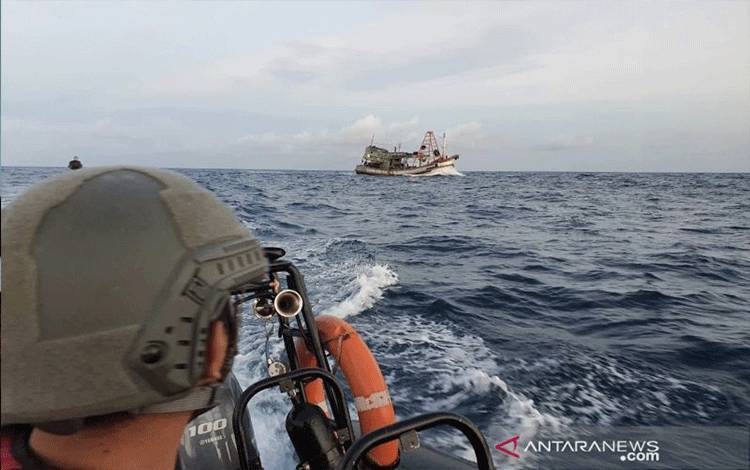 Anggota tim reaksi cepat Badan Keamanan Laut Republik Indonesia bersiap menangkap satu kapal ikan asing berbendera Vietnam di Laut Natuna Utara, Kepulauan Riau, Jumat (24/12/2021). ANTARA/HO-Humas Badan Keamanan Laut RI