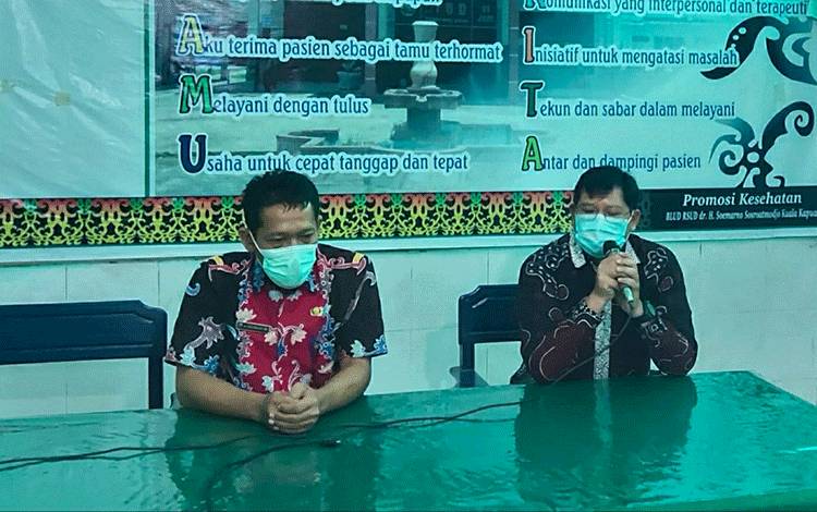 Direktur RSUD Kapuas, dr Agus Waluyo dan Direktur RSUD Kuala Pembuang pada Jumat, 24 Desember 2021.