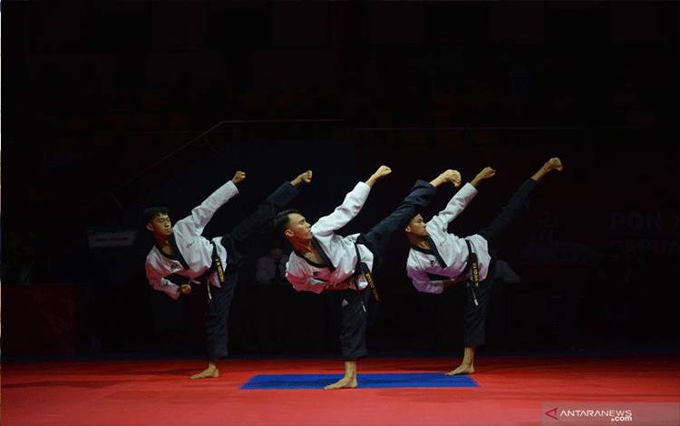 Ilustrasi - Atlet tim taekwondo Jawa Tengah memperagakan gerakan saat bertanding di nomor Poomsae beregu putra PON Papua di GOR Politeknik Penerbangan Kayu Batu, Kota Jayapura, Papua, Minggu (3/10/2021). . ANTARA FOTO/Fauzan/wsj.