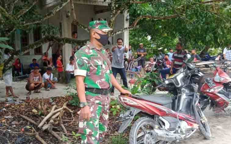 Anggota TNI menghadiri sekaligus melakukan pengamanan pada pemilihan ketua RT di Kelurahan Tumbang Tahai.