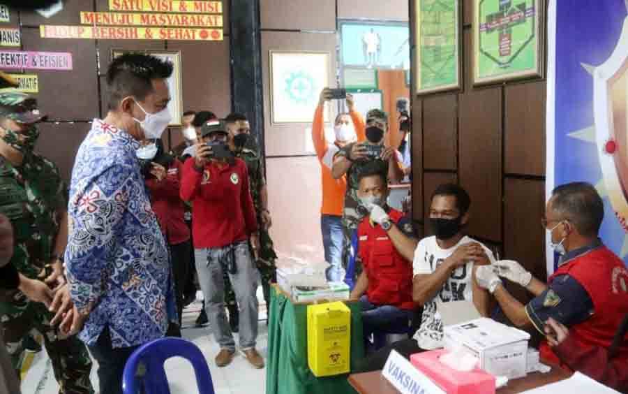 Bupati Barito Utara H Nadalsyah meninjau vaksinasi massal di Puskesmas Lahei I, Kecamatan Lahei, Jumat, 24 Desember 2021.