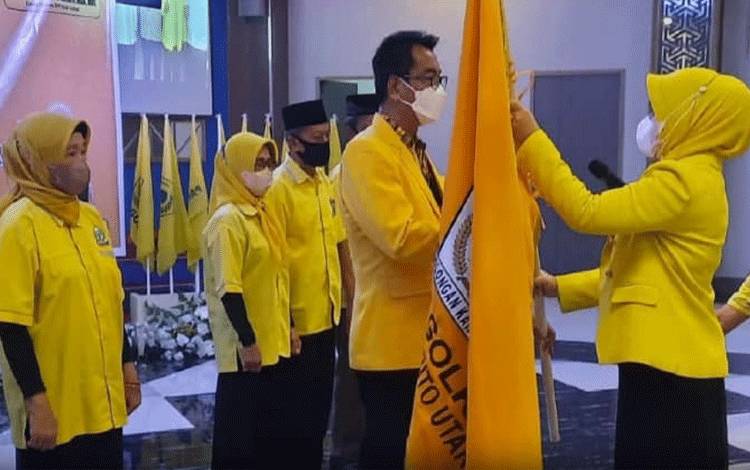 Wakil Bupati Barito Utara, Sugianto Panala Putra saat menyerahkan bendera partai kepada pengurus DPD Partai Golkar Masa Bakti 2020-2025.