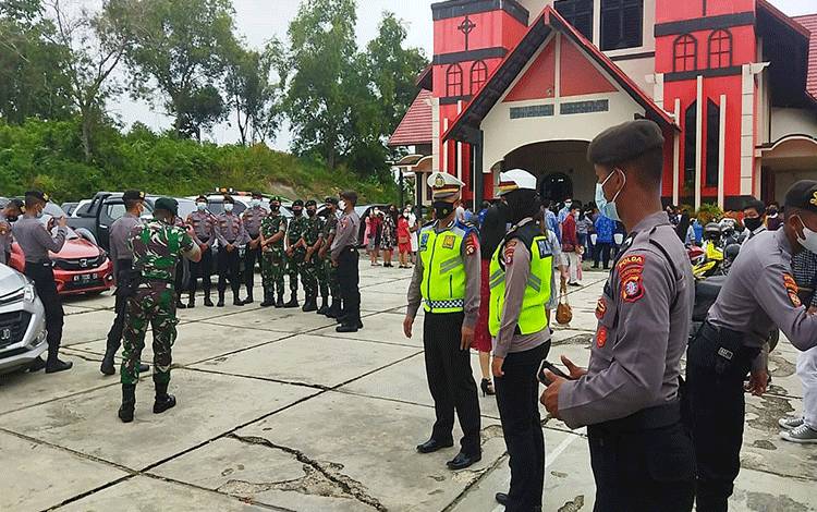 Anggota Polres Barito Utara bersama personel Kodim 1013 Muara Teweh saat melaksanakan patroli pengamanan di sejumlah gereja di Kota Muara Teweh, Sabtu, 25 Desember 2021.