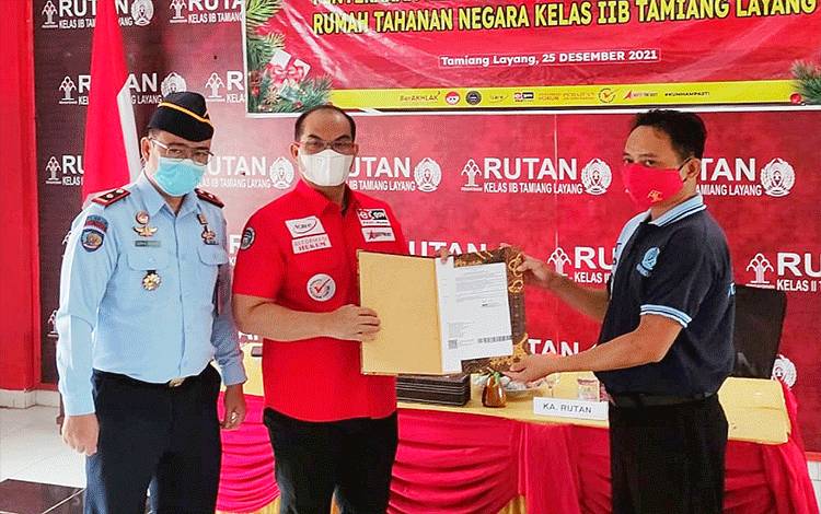 Kakanwil Kemenkumham Kalteng, Ilham Djaya didampingi Karutan Surya Dharma, menyerahkan remisi khusus Natal kepada 37 WBP Rutan Tamiang Layang.