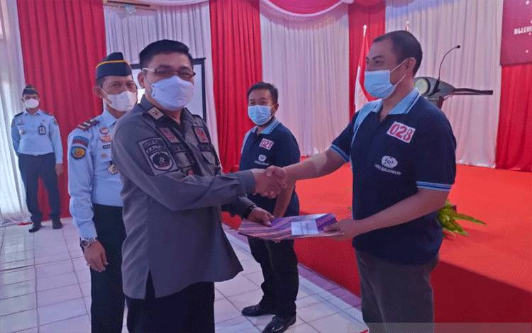 Sri Yuwono menyerahkan surat remisi kepada warga binaan di Lapas Banjarmasin. ANTARA/Firman