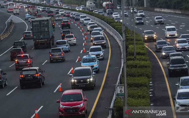 Sejumlah kendaraan melintas di jalur "contra flow" di jalan Tol Jagorawi, Jakarta Timur, Jumat (24/12/2021). Memasuki masa libur Natal dan Tahun Baru 2022, PT Jasa Marga (Persero) Tbk. atau JSMR mencatat jumlah volume kendaraan yang meninggalkan wilayah Jabodetabek melalui jalan tol dari tanggal 17-23 Desember 2021 mencapai 1,1 juta kendaraan atau meningkat 8,9 persen dari lalu lintas harian normal pada bulan November 2021. ANTARA FOTO/Galih Pradipta/wsj. (ANTARA FOTO/GALIH PRADIPTA)