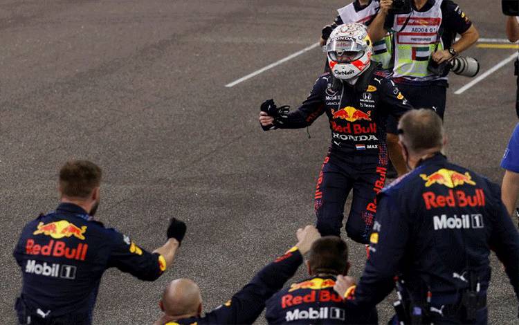 Pebalap tim Red Bull Max Verstappen melakukan selebrasi setelah menjuarai Grand Prix Abu Dhabi dan merebut gelar juara dunia Formula 1 di Sirkuit Yas Marina, Abu Dhabi, UEA. (12/12/2021) (ANTARA/REUTERS/HAMAD I MOHAMMED)