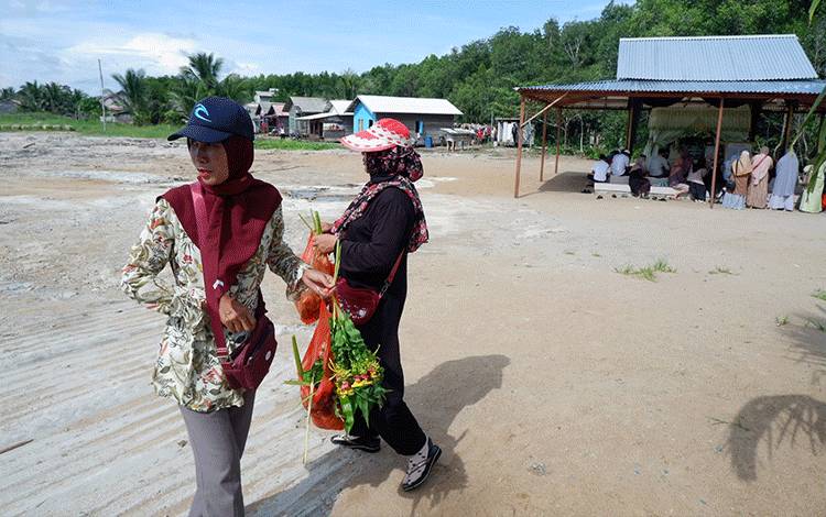 Pedagang Bunga di Pantai Ujung Pandaran Tuai Rezeki Momentum Liburan Akhir Tahun