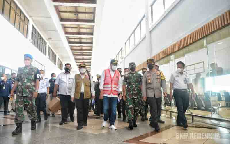 Menteri Perhubungan Budi Karya Sumadi (tengah) saat meninjau Bandara Juanda, Surabaya, pada Minggu (26/12). (foto : Kementerian Perhubungan)