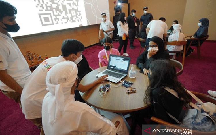 Workshop Pemanfaatan Internet of Things dan Robotic Performance untuk siswa di Dubai, Sabtu (25/12/2021) (ANTARA/HO Kominfo)