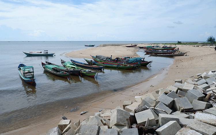 Sejumlah perahu nelayan di Desa Ujung Pandaran yang menepi.