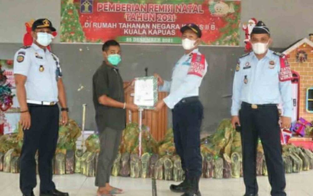 Petugas Rutan bersama Narapidana usai penyerahan surat keputusan tentang pemberian remisi Natal bagi Narapidana Rutan Kelas IIB Kuala Kapuas.