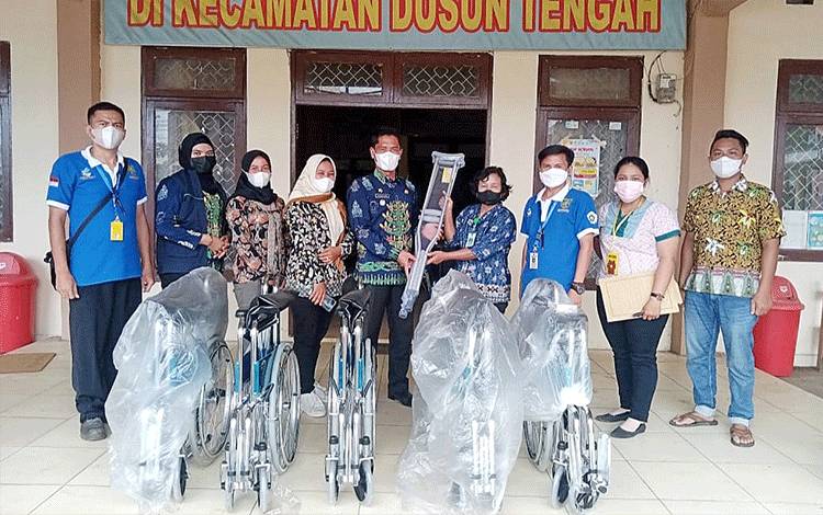 Penyaluran alat bantu penyandang disabilitas di Kecamatan Dusun Tengah.